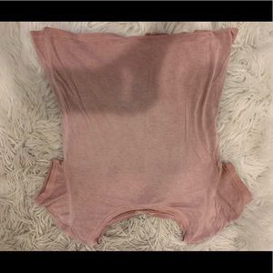 Light pink t-shirt with slit in the back